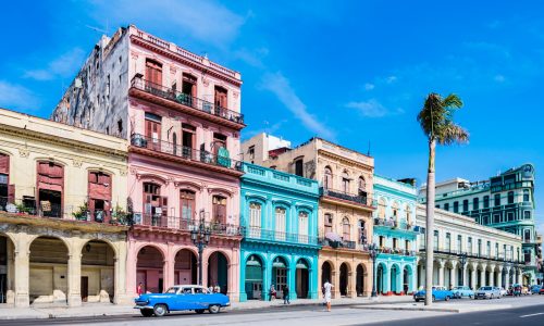 Die Hauptstraße in Havanna „Calle Paseo de Marti“ mit alten restaurierten Häuserfronten und Oldtimer auf der Straße - Panorama - in Kuba